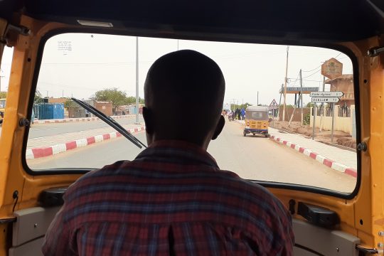 Un conducteur de tricycle en circulation dans la ville de Tillabery.