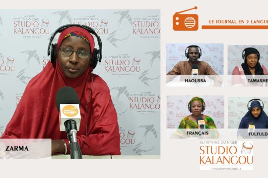 Les présentateurs des journaux sur le plateau du Studio Kalangou