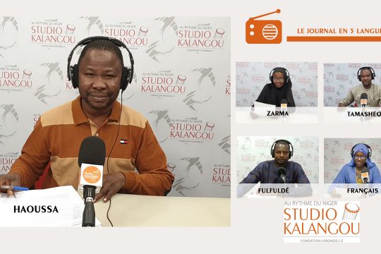 Les présentateurs des journaux sur le plateau du Studio Kalangou