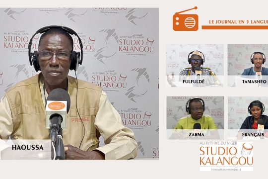 Les présentateurs des journaux sur le plateau du Studio Kalangou