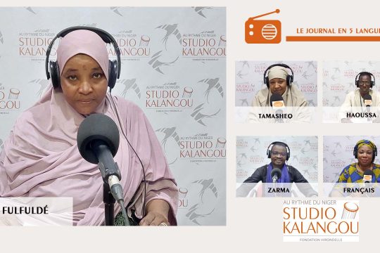 Les présentateurs des journaux sur le plateau du Studio Kalangou