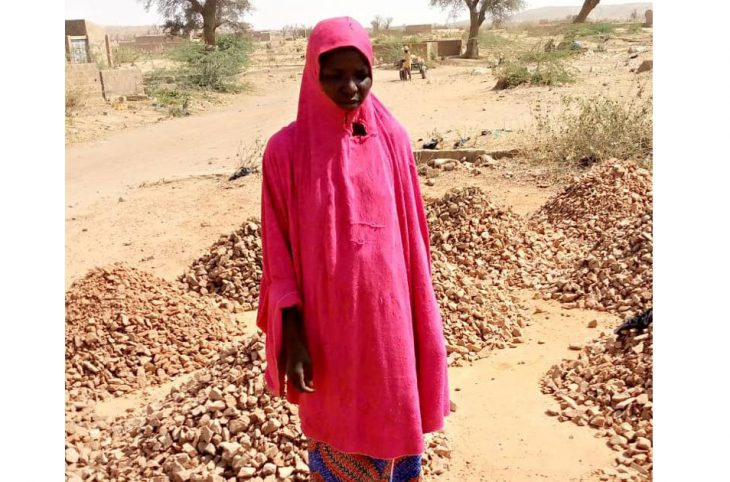 Portrait de Binta, vendeuse de gravier à Zinder