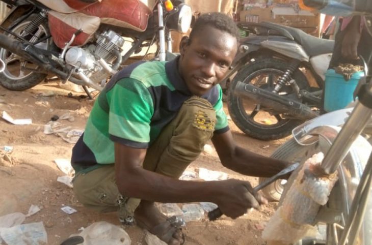 Mahamadou Moutari Ibrahim jeune étudiant handicapé et vulcanisateur à Agadez