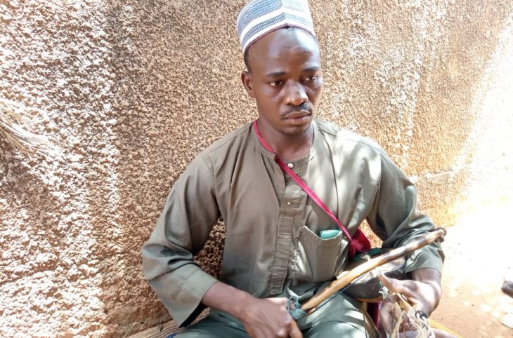 Portrait de ''Sarkin Makada Gogué'', chef des joueurs de ''Guodjé'' violon traditionnel de Gaya 