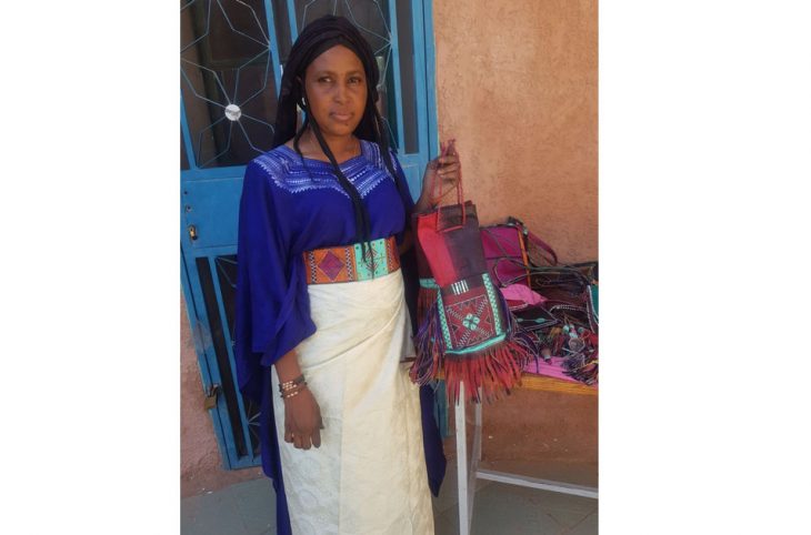 Portrait d'Azara, une  jeune femme qui forme les filles d’Agadez  aux métiers de  l’artisanat