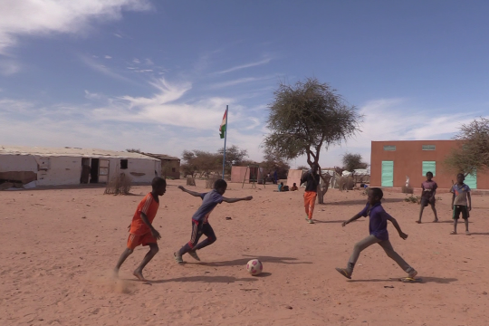 Des élèves jouant dans le centre de regroupement scolaire de Ouallam - CC - Assoumane Aboubacar pour Studio Kalangou