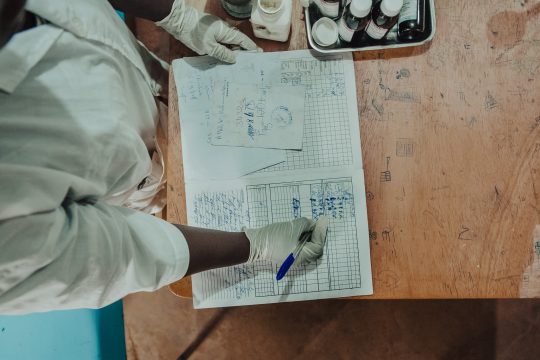 Une infirmière note le dossier d'un enfant malnutri au Centre de Réhabilitation Nutritionnelle Intensive de l'hôpital de Zinder au Niger - Crédit Photo : EU - Source : flickr.com