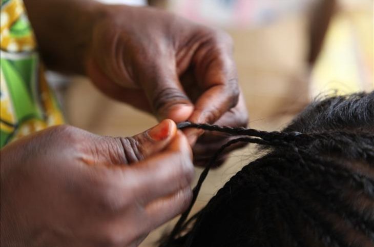 Portrait d’une femme tresseuse à Bandé dans la région de Zinder