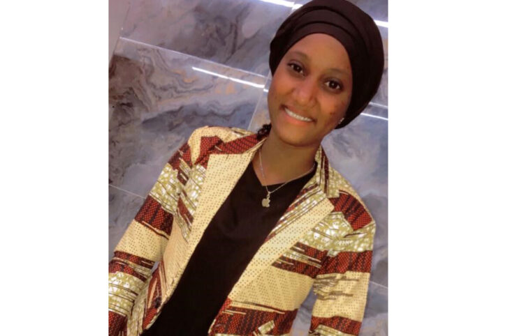 Portrait de Amina Salifou Habou, jeune pharmacienne, arbitre de foot féminin et couturière