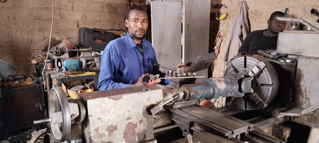 Abahi Mohamed est diplômé en mécanique et fait du recyclage