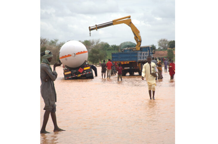 Niamey isolée par les inondations : les techniciens à pied d’œuvre pour rétablir la circulation