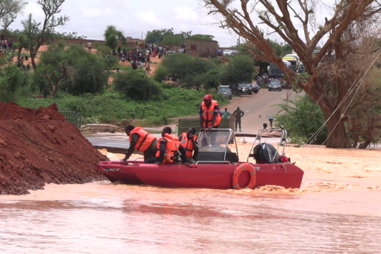 Des agents de sécurité sur la route de Sorey coupée par les eaux de pluies près de Niamey