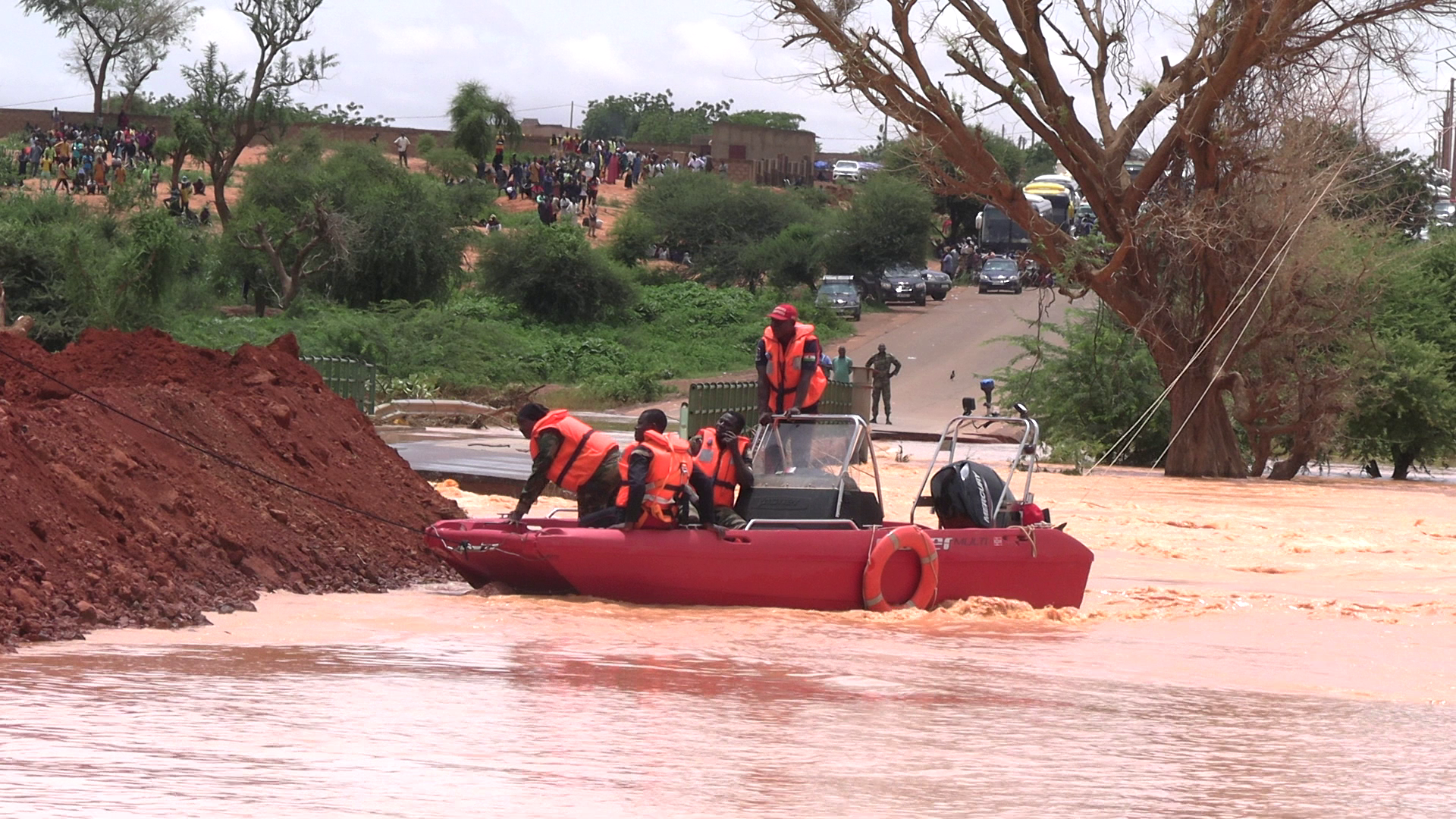 Crue du fleuve et routes coupées : le Niger pris en étau par les intempéries