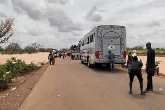 Des voyageurs bloqués par les eaux de pluie sur la route Dosso-Niamey - Photo par Mariama Djermakoye pour Studio Kalangou