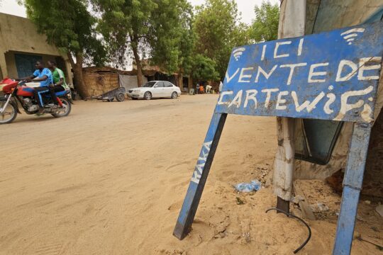 Une enseigne devant un cybercafé fournissant un accès à Internet