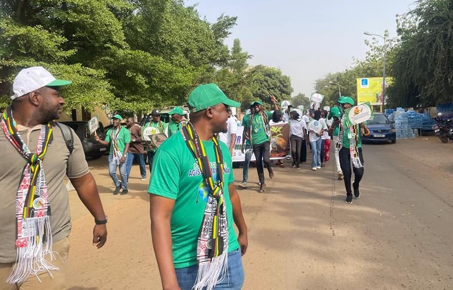 À Niamey, les Jeunes Volontaires pour l’Environnement marchent pour le climat