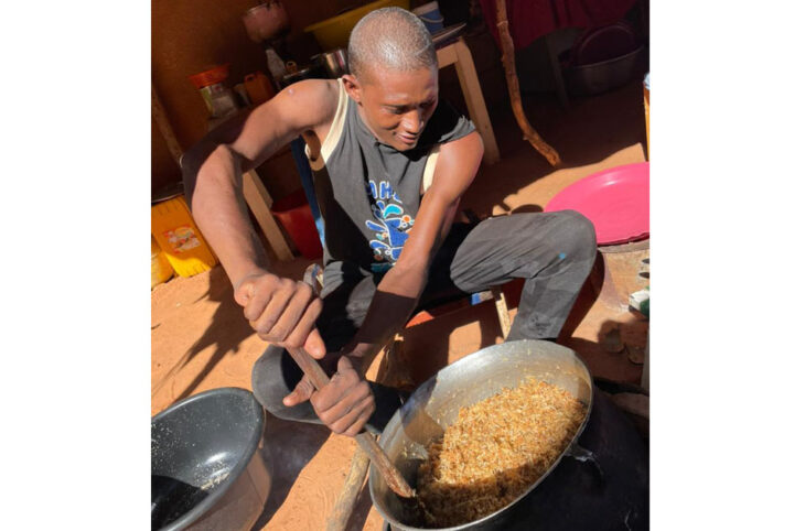 Portrait de Issouf Adoum, un jeune vendeur de noix de coco caramélisée