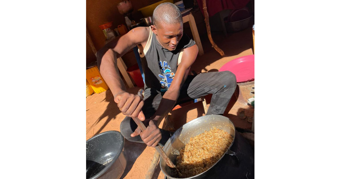 Portrait de Issouf Adoum, un jeune vendeur de noix de coco caramélisée