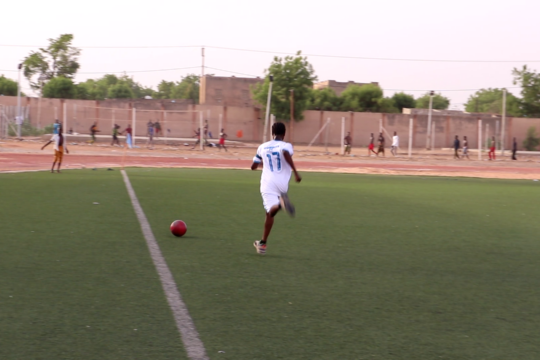 Une fille jouant au football à Maradi - Photo par Mohamed Mamane pour Studio Kalangou