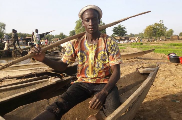 Maman Tanimoun, un jeune piroguier de Gaya