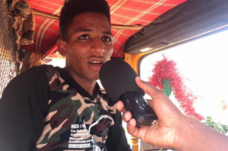 Portrait de Ahmed, un jeune conducteur de taxi moto tricycle à Arlit