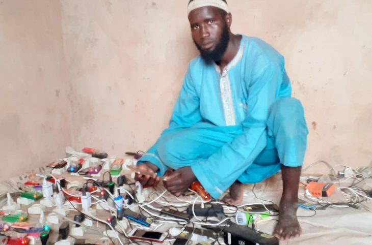 Portrait d’un ancien conducteur de taxi-moto reconverti à charger les téléphones portables, dans le marché de Balleyara