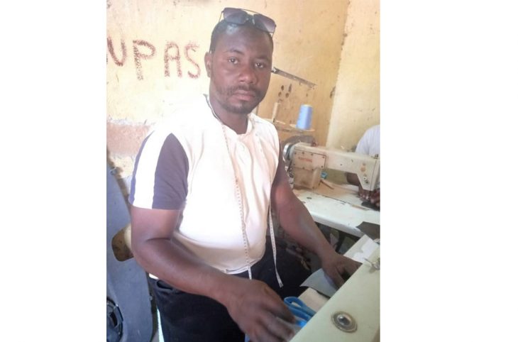 Portrait du jeune Ali Alzouma Coulibaly, propriétaire d’une entreprise de tapisserie à Agadez